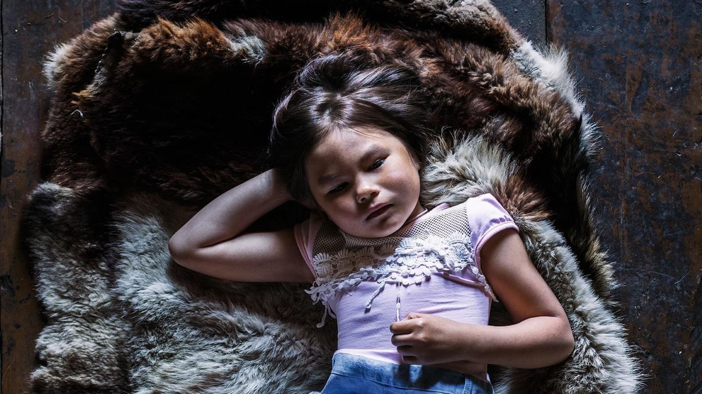 Kuschelig warm: Die fünfjährige Irina hat es sich gemütlich gemacht in einem Fellparka. Der würde sie auch draußen zuverlässig schützen vor Kälte und Wind.