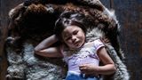 Kuschelig warm: Die fünfjährige Irina hat es sich gemütlich gemacht in einem Fellparka. Der würde sie auch draußen zuverlässig schützen vor Kälte und Wind.