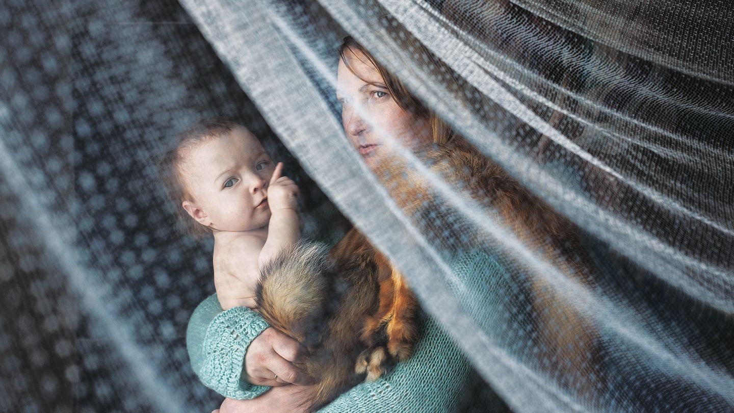 Walentina, eine weitere Cousine der Fotografin, trägt Warwara im Arm, jüngstes ihrer vier Kinder. Die Familie kann nicht fort von hier, das Leben in der nächsten Stadt könnte sie sich nicht leisten.