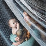 Walentina, eine weitere Cousine der Fotografin, trägt Warwara im Arm, jüngstes ihrer vier Kinder. Die Familie kann nicht fort von hier, das Leben in der nächsten Stadt könnte sie sich nicht leisten.