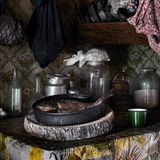 Blick in die sogenannte Sommerküche: Die Menschen produzieren so viel wie möglich selbst, sie fangen Fische und machen Gemüse, Beeren und Pilze ein. Denn der einzige Laden ist teuer, die Ware oft von schlechter Qualität.