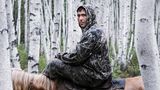 Michail ist 32 Jahre alt, wie alle Männer im Dorf ein Jäger. Und er dressiert Pferde. In den wärmeren Monaten trainiert er die jungen Tiere im Birkenwald am Rande des Dorfes.