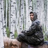 Michail ist 32 Jahre alt, wie alle Männer im Dorf ein Jäger. Und er dressiert Pferde. In den wärmeren Monaten trainiert er die jungen Tiere im Birkenwald am Rande des Dorfes.