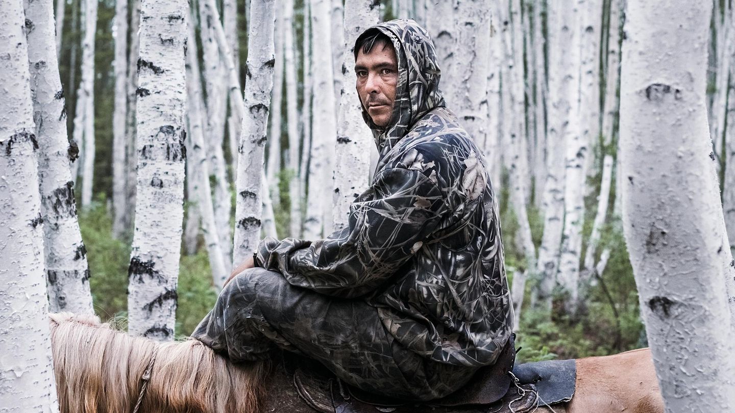 Michail ist 32 Jahre alt, wie alle Männer im Dorf ein Jäger. Und er dressiert Pferde. In den wärmeren Monaten trainiert er die jungen Tiere im Birkenwald am Rande des Dorfes.
