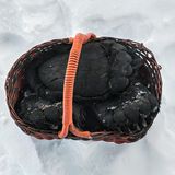 Die Tatzen eines getöteten Bären, der zwei Hunde gerissen hatte. Sie werden herumgezeigt, haben sonst aber keinen Wert. Bärenfleisch ist infiziert, es wird nicht gegessen.