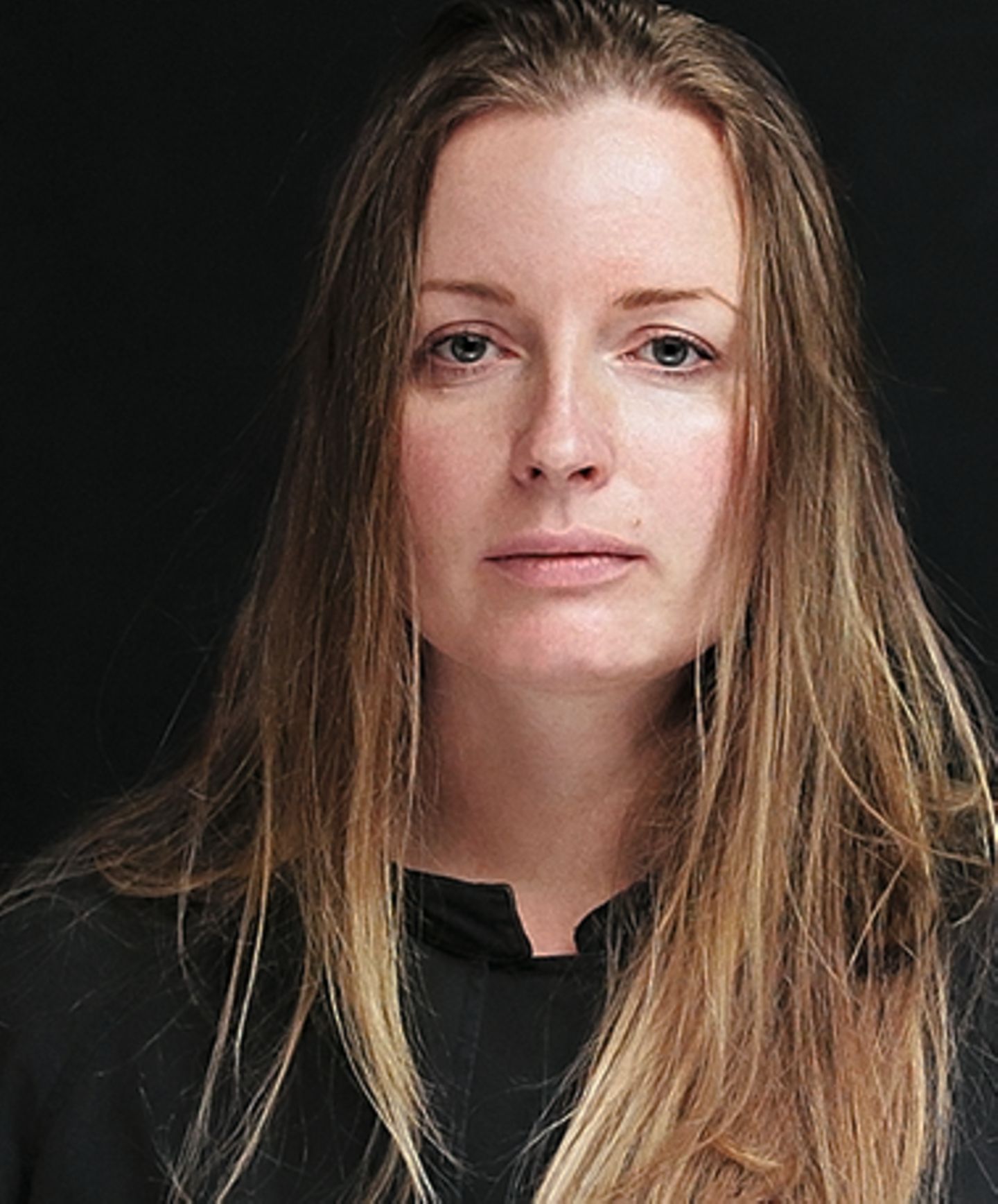 Die 35-jährige Fotografin Elena Anosova, geboren im sibirischen Irkutsk, studierte Fotografie in Moskau. Für ihre Arbeiten wurde sie national und international vielfach ausgezeichnet