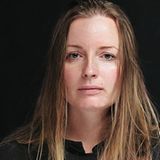 Die 35-jährige Fotografin Elena Anosova, geboren im sibirischen Irkutsk, studierte Fotografie in Moskau. Für ihre Arbeiten wurde sie national und international vielfach ausgezeichnet