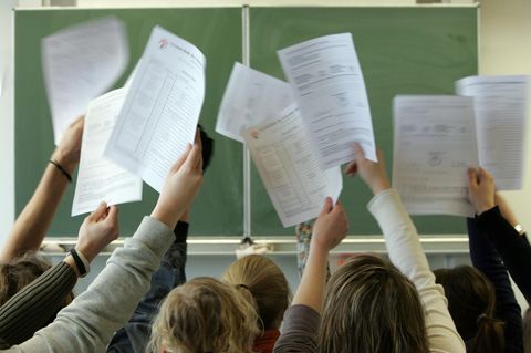 Schulnoten im Zeugnis: In Hessen dürfen viele Schulen in Zukunft darauf verzichten, Schüler zu benoten (Symbolbild)