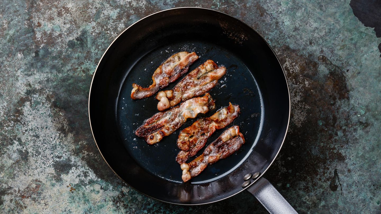 Es gibt viele Möglichkeiten, Speck zu braten. In der Pfanne, auf dem Grill oder sogar im Backofen. Die beste aber ist, wenn etwas Wasser mit in die Pfanne gegeben wird. Dadurch wird der Bacon knusprig und gleichmäßig gebraten. 