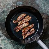 Es gibt viele Möglichkeiten, Speck zu braten. In der Pfanne, auf dem Grill oder sogar im Backofen. Die beste aber ist, wenn etwas Wasser mit in die Pfanne gegeben wird. Dadurch wird der Bacon knusprig und gleichmäßig gebraten. 