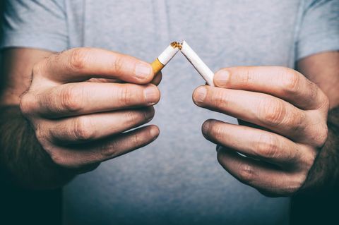 Entwöhnungsmittel für Raucher: Ein Mann zerbricht eine Zigarette