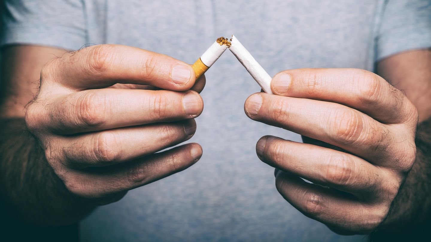 Entwöhnungsmittel für Raucher: Ein Mann zerbricht eine Zigarette