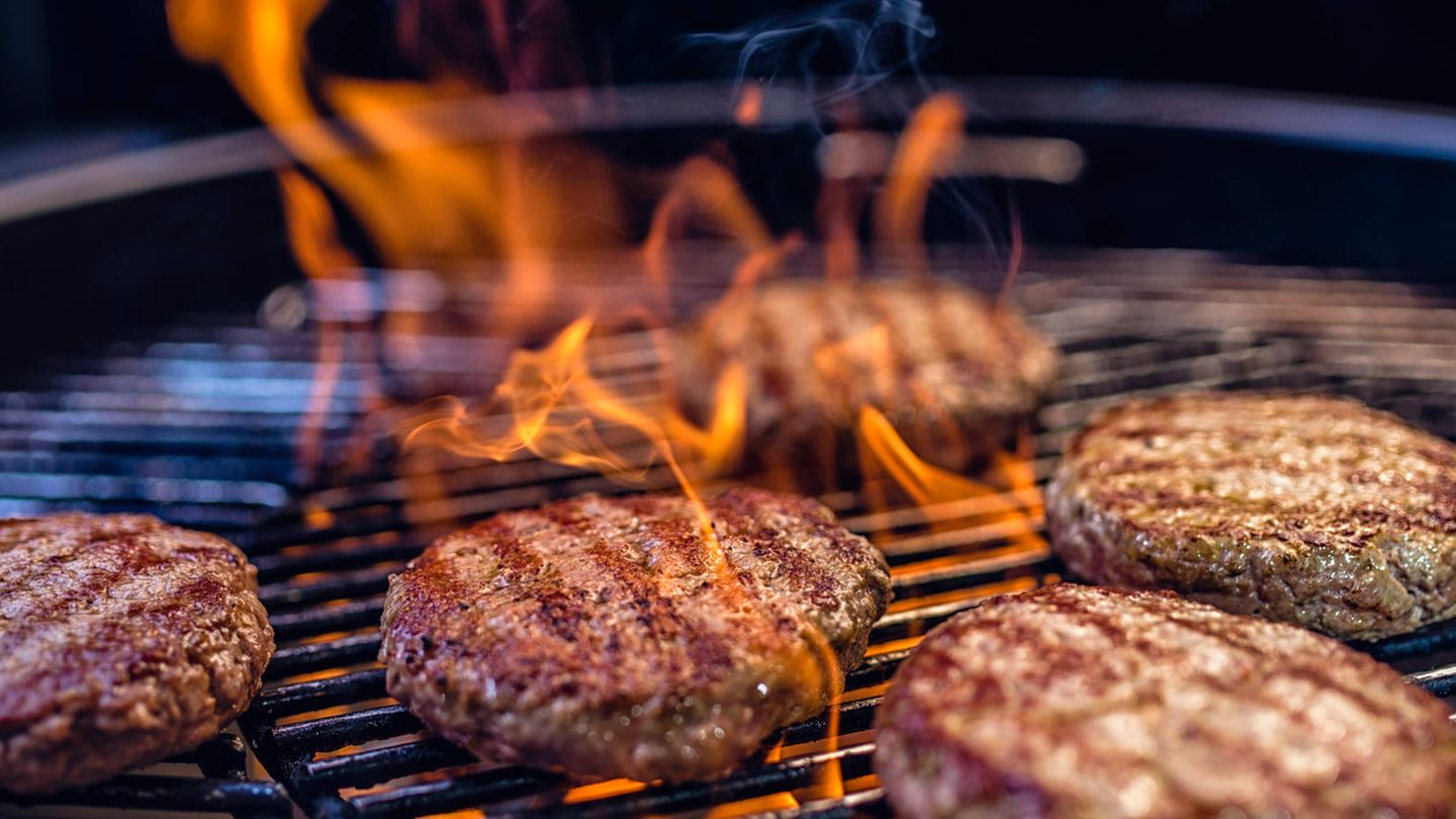 Wer Burger brät, kann viel falsch machen. Das fängt bei der Qualität des Fleisches an und hört beim eigentlichen Bratvorgang auf. Es gilt: Liegen die Frikadellen erstmal auf dem Grill, wenden Sie sie nicht alle paar Minuten. Stellen Sie sicher, dass sich eine schöne Kruste am Fleisch bildet, erst dann geht's auf die nächste Seite. Drücken Sie zudem niemals das Fleisch zusammen.