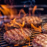 Wer Burger brät, kann viel falsch machen. Das fängt bei der Qualität des Fleisches an und hört beim eigentlichen Bratvorgang auf. Es gilt: Liegen die Frikadellen erstmal auf dem Grill, wenden Sie sie nicht alle paar Minuten. Stellen Sie sicher, dass sich eine schöne Kruste am Fleisch bildet, erst dann geht's auf die nächste Seite. Drücken Sie zudem niemals das Fleisch zusammen.