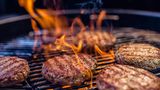 Wer Burger brät, kann viel falsch machen. Das fängt bei der Qualität des Fleisches an und hört beim eigentlichen Bratvorgang auf. Es gilt: Liegen die Frikadellen erstmal auf dem Grill, wenden Sie sie nicht alle paar Minuten. Stellen Sie sicher, dass sich eine schöne Kruste am Fleisch bildet, erst dann geht's auf die nächste Seite. Drücken Sie zudem niemals das Fleisch zusammen.