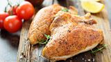 Braten Sie Hühnchen nie zu heiß. Klar, eine hohe Temperatur ist für eine knusprige Haut ein Muss. Danach sollte man die Hitze aber schleunigst reduzieren, damit das Hühnchen nicht zu trocken wird. Welche typischen Fehler man beim Grillen oder Braten von Hähnchen noch macht, lesen Sie mehr dazu hier.