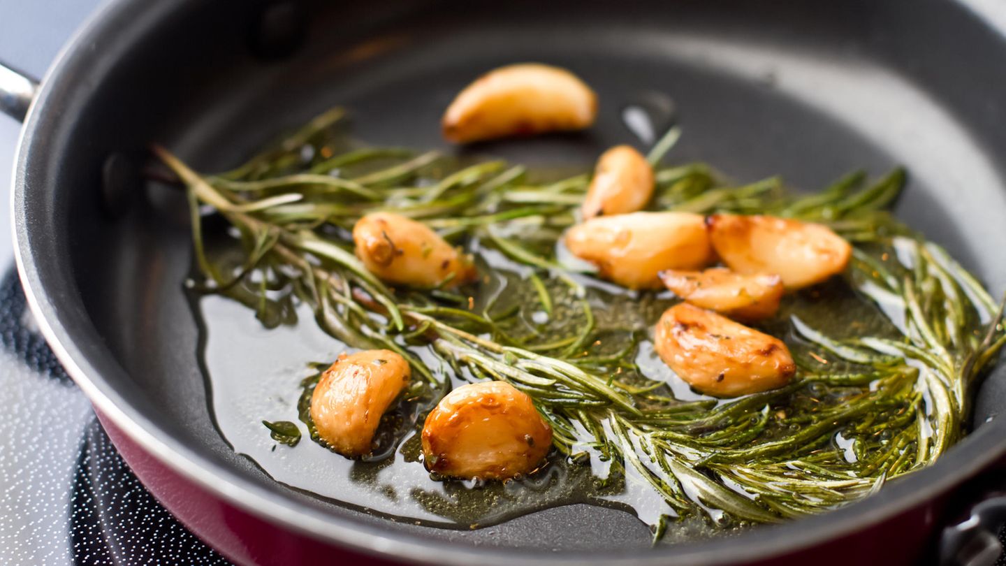 Nicht ohne Grund steht in vielen Rezepten, dass man Knoblauch erst ganz zum Schluss zufügen sollte. Wenn nicht, verbrennt er schnell und wird bitter. Noch besser ist diese Variante: Geben Sie Öl und Knoblauch in eine kalte Pfanne und erhitzen Sie es gemeinsam. Dann können Sie sicherstellen, dass der Knoblauch nicht verbrennt und sein volles Aroma entfalten kann. Das Gleiche gilt für frische Kräuter. 