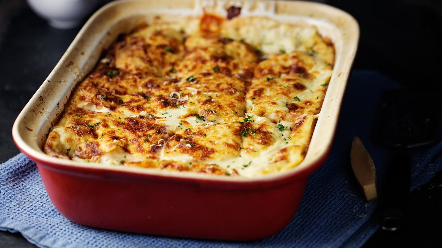 Sie machen die weiße Sauce der Lasagne mit Käse, Ricotta und Ei? Klingt zwar lecker, entspricht aber nicht dem Original. Dafür müssen Sie eine Bechamel-Sauce anrühren. Die wird aus Mehl, Butter, Milch und einer Prise Muskat gemacht. Wie Sie gelingt, lesen Sie hier!
