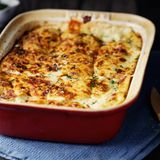 Sie machen die weiße Sauce der Lasagne mit Käse, Ricotta und Ei? Klingt zwar lecker, entspricht aber nicht dem Original. Dafür müssen Sie eine Bechamel-Sauce anrühren. Die wird aus Mehl, Butter, Milch und einer Prise Muskat gemacht. Wie Sie gelingt, lesen Sie hier!