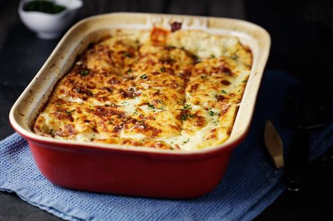 Sie machen die weiße Sauce der Lasagne mit Käse, Ricotta und Ei? Klingt zwar lecker, entspricht aber nicht dem Original. Dafür müssen Sie eine Bechamel-Sauce anrühren. Die wird aus Mehl, Butter, Milch und einer Prise Muskat gemacht. Wie Sie gelingt, lesen Sie hier!