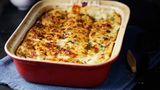 Sie machen die weiße Sauce der Lasagne mit Käse, Ricotta und Ei? Klingt zwar lecker, entspricht aber nicht dem Original. Dafür müssen Sie eine Bechamel-Sauce anrühren. Die wird aus Mehl, Butter, Milch und einer Prise Muskat gemacht. Wie Sie gelingt, lesen Sie hier!