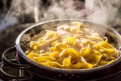Sie schütten die Nudeln zu spät ab. Wie es die Italiener matraartig wiederholen: Pasta muss al dente sein. Also mit Biss. Nicht zerkocht wie es die Deutschen mögen. Welche Fehler noch typisch beim Nudelkochen sind und wie Sie sie vermeiden, lesen Sie hier!