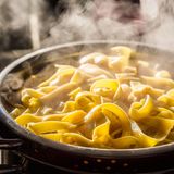 Sie schütten die Nudeln zu spät ab. Wie es die Italiener matraartig wiederholen: Pasta muss al dente sein. Also mit Biss. Nicht zerkocht wie es die Deutschen mögen. Welche Fehler noch typisch beim Nudelkochen sind und wie Sie sie vermeiden, lesen Sie hier!