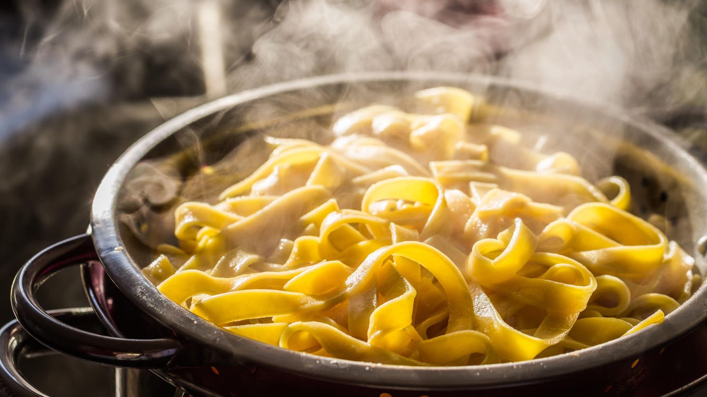 Sie schütten die Nudeln zu spät ab. Wie es die Italiener matraartig wiederholen: Pasta muss al dente sein. Also mit Biss. Nicht zerkocht wie es die Deutschen mögen. Welche Fehler noch typisch beim Nudelkochen sind und wie Sie sie vermeiden, lesen Sie hier!