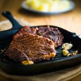 Wer ein Steak brät, sollte es nach dem Bratvorgang ein paar Minuten ruhen lassen. So können sich die Fleischsäfte gut verteilen und das Steak kann seinen vollen Geschmack entfalten. Hier gibt es Tipps vom Experten!