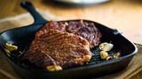 Wer ein Steak brät, sollte es nach dem Bratvorgang ein paar Minuten ruhen lassen. So können sich die Fleischsäfte gut verteilen und das Steak kann seinen vollen Geschmack entfalten. Hier gibt es Tipps vom Experten!