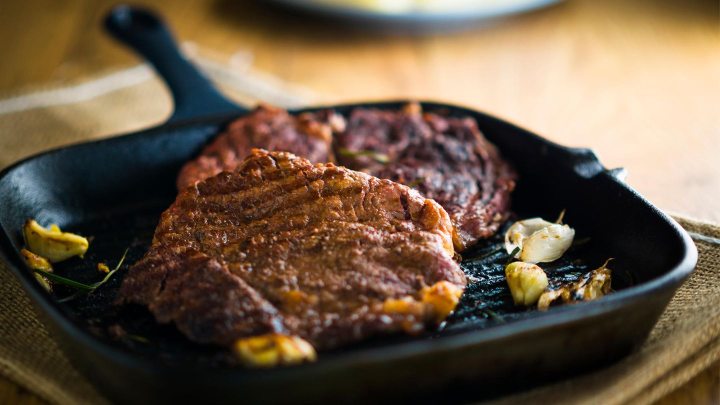 Wer ein Steak brät, sollte es nach dem Bratvorgang ein paar Minuten ruhen lassen. So können sich die Fleischsäfte gut verteilen und das Steak kann seinen vollen Geschmack entfalten. Hier gibt es Tipps vom Experten!