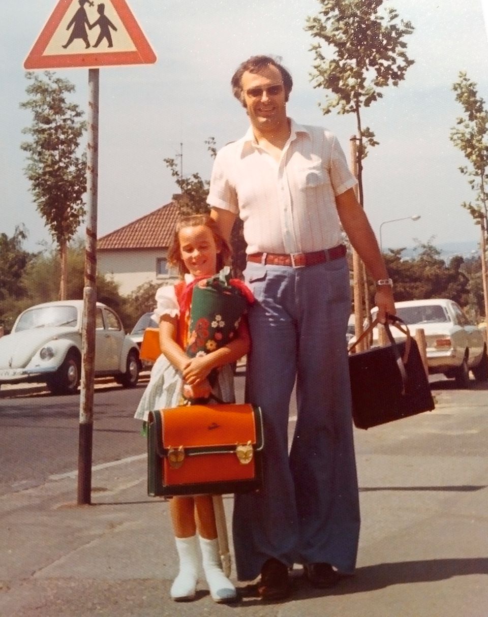 Erster Schultag: stern-Redakteurin Catrin Bartenbach mit ihrem Vater in Wiesbaden
