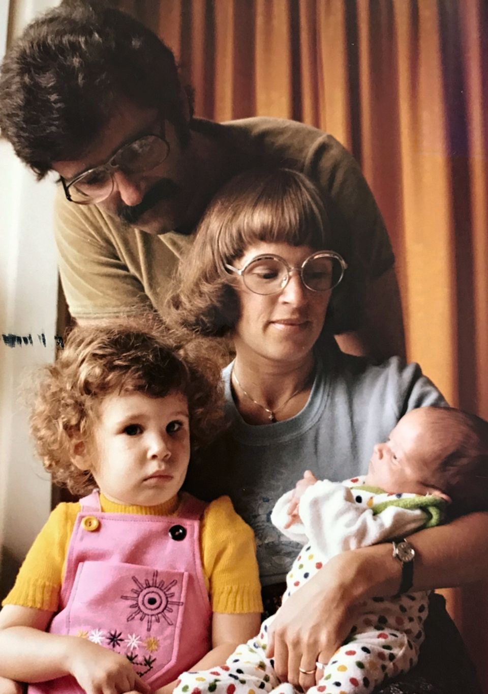 Die stern-Redaktion öffnet ihre Familienalben aus den Siebzigern. Hier: Auslandsressort-Leiterin Cornelia Fuchs (in Gelb-Rosa) mit Eltern und Bruder.
