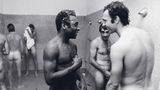 Franz Beckenbauer (r.) und Pelé 1977 unter der Dusche mit Mitspielern von Cosmos New York