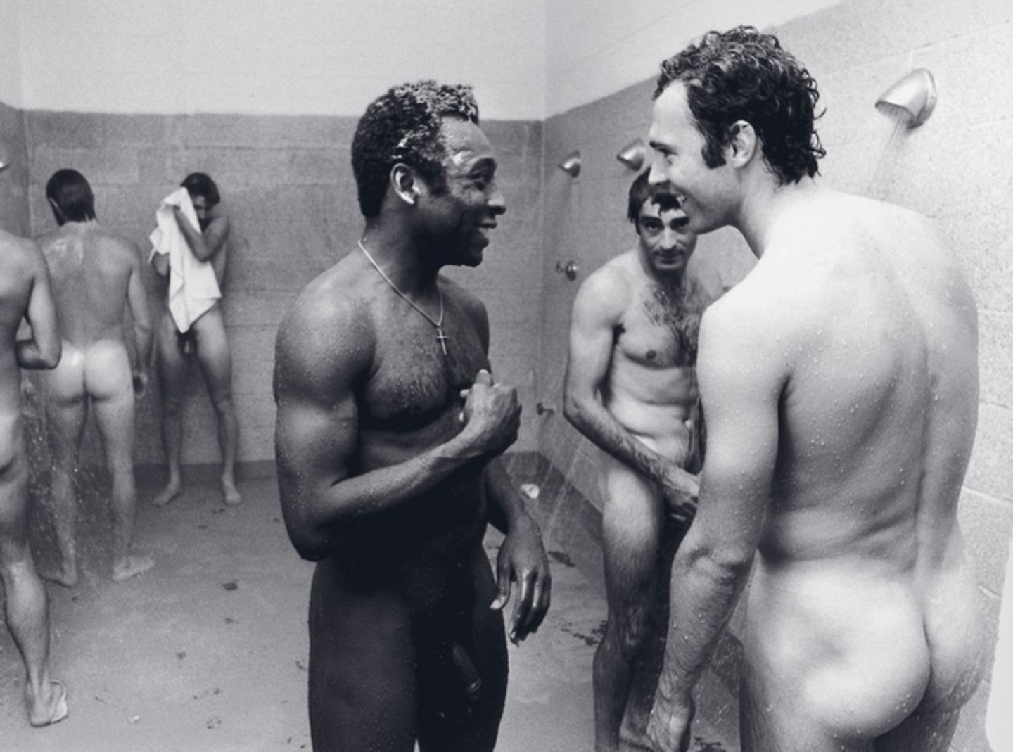 Franz Beckenbauer (r.) und Pelé 1977 unter der Dusche mit Mitspielern von Cosmos New York