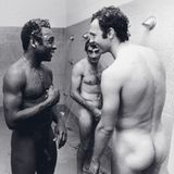 Franz Beckenbauer (r.) und Pelé 1977 unter der Dusche mit Mitspielern von Cosmos New York