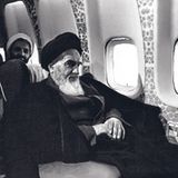 Ayatolla Khomeini im Flugzeug auf dem Weg von Paris nach Teheran 1979
