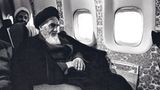 Ayatolla Khomeini im Flugzeug auf dem Weg von Paris nach Teheran 1979