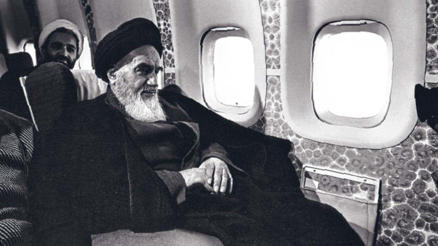 Ayatolla Khomeini im Flugzeug auf dem Weg von Paris nach Teheran 1979