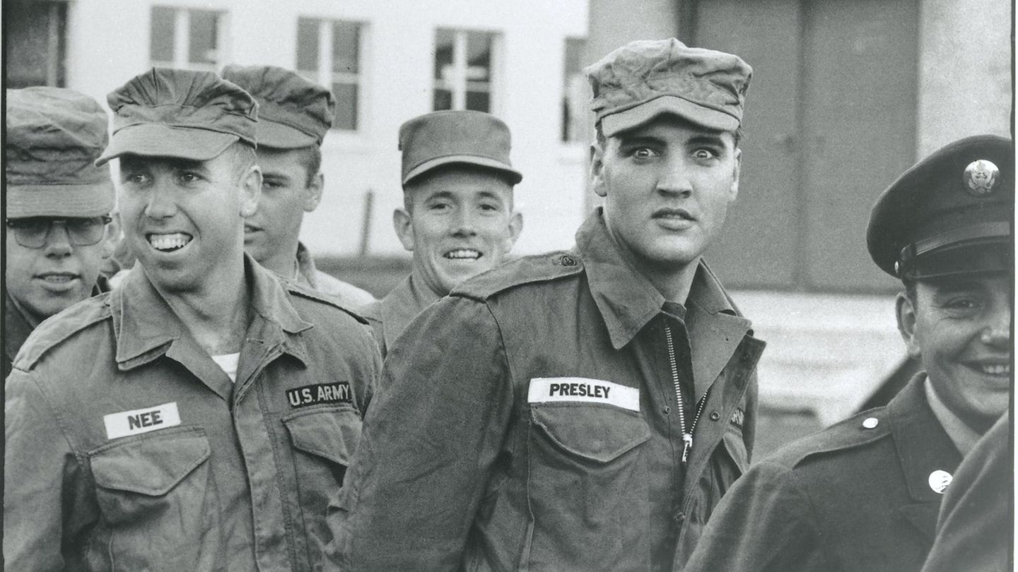 Ein Weltstar bei der Armee: Elvis Presley als GI in Friedberg, aufgenommen im Jahr 1958, kurz nach seinem Durchbruch