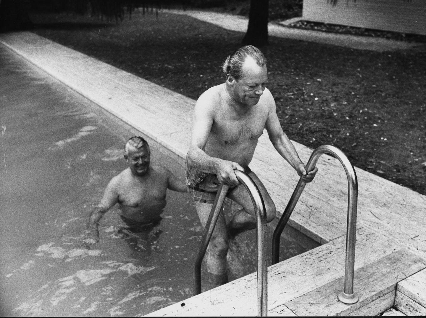 Altkanzler Willy Brandt und stern-Herausgeber Henri Nannen im Schwimmbad der Dienstvilla des Außenministers