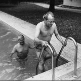 Altkanzler Willy Brandt und stern-Herausgeber Henri Nannen im Schwimmbad der Dienstvilla des Außenministers