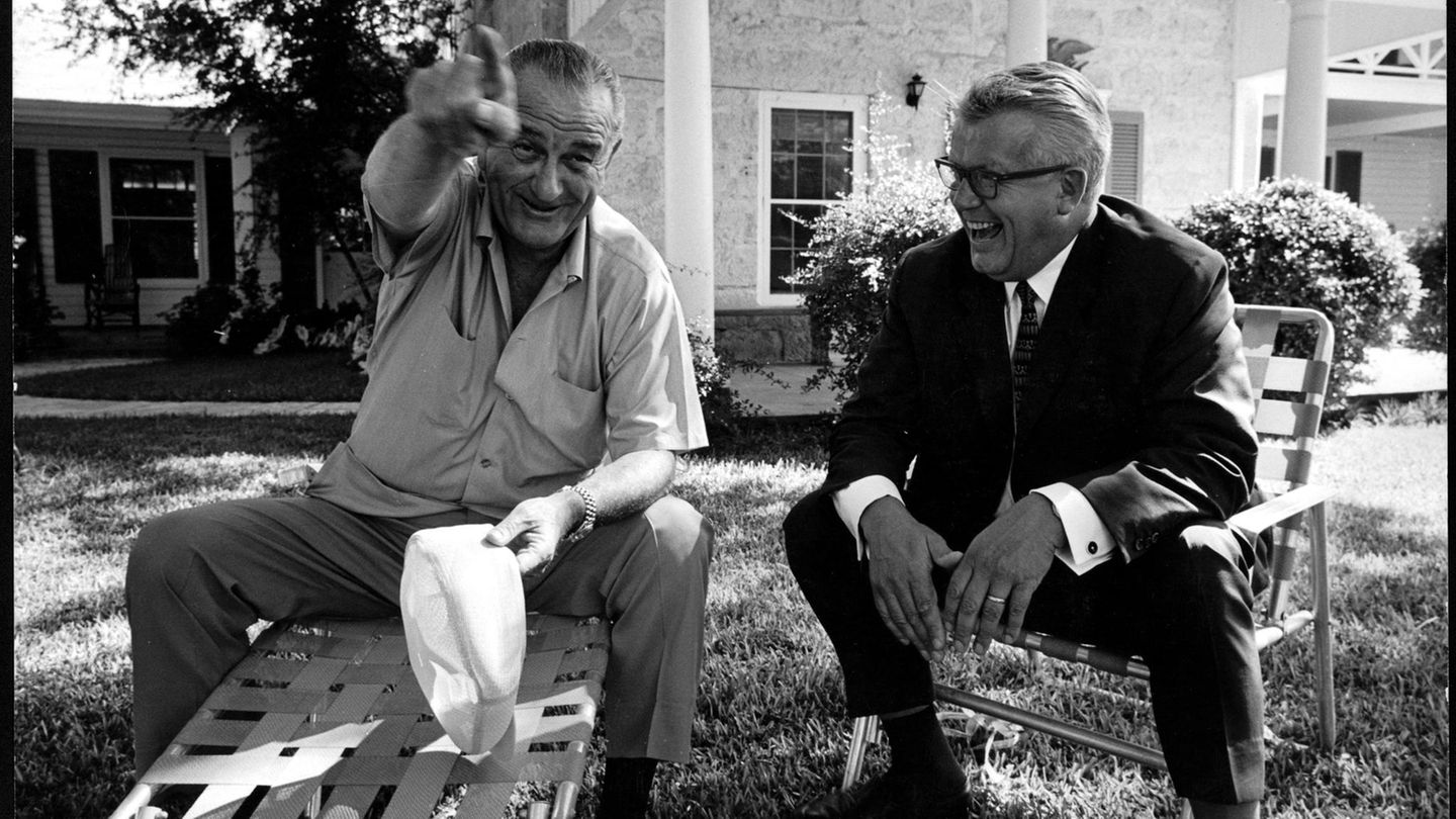 Nannen kam ordentlich rum: Hier sitzt er 1967 mit dem 36. US-Präsident Lyndon B. Johnson vor einem Haus in Texas