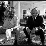 Nannen kam ordentlich rum: Hier sitzt er 1967 mit dem 36. US-Präsident Lyndon B. Johnson vor einem Haus in Texas