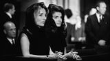 Das Porträt von Lee Radziwill und Jackie Kennedy während der Totenmesse für John F. Kennedy Jr.
