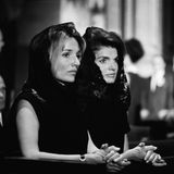 Das Porträt von Lee Radziwill und Jackie Kennedy während der Totenmesse für John F. Kennedy Jr.