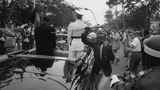 Der gestohlene Degen von König Baudouin, Leopoldville (heute Kinshasa), DR Kongo 30. Juni 1960. Es ist vielleicht das Bild vom Ende des Kolonialismus in Afrika. Der Weiße verliert das Symbol seiner Macht, dem Schwarzen stehen gleichermaßen Triumph und Panik im Gesicht  