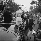 Der gestohlene Degen von König Baudouin, Leopoldville (heute Kinshasa), DR Kongo 30. Juni 1960. Es ist vielleicht das Bild vom Ende des Kolonialismus in Afrika. Der Weiße verliert das Symbol seiner Macht, dem Schwarzen stehen gleichermaßen Triumph und Panik im Gesicht  