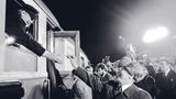 Auf dem Bahnhof von Güstrow wird Helmut Schmidt 1981 von Erich Honecker nach dreitägigen Gesprächen verabschiedet