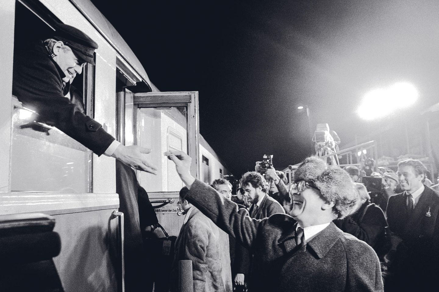 Auf dem Bahnhof von Güstrow wird Helmut Schmidt 1981 von Erich Honecker nach dreitägigen Gesprächen verabschiedet
